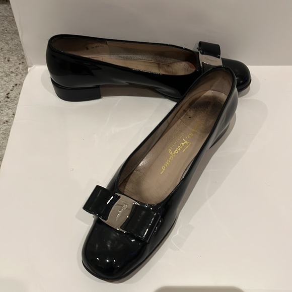 Salvatore Ferragamo Patent Leather Flats with Bow, Silver - Picture 5 of 13
